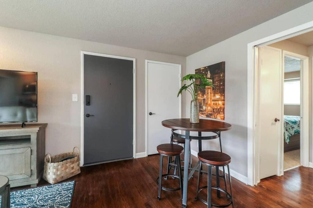 Holly First Floor 2 King Beds Villa Kansas City Exterior photo