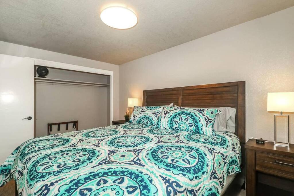 Holly First Floor 2 King Beds Villa Kansas City Exterior photo