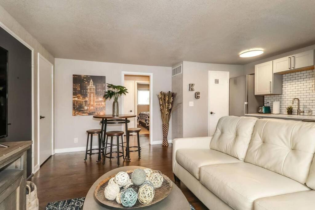 Holly First Floor 2 King Beds Villa Kansas City Exterior photo