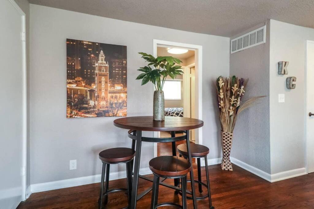Holly First Floor 2 King Beds Villa Kansas City Exterior photo